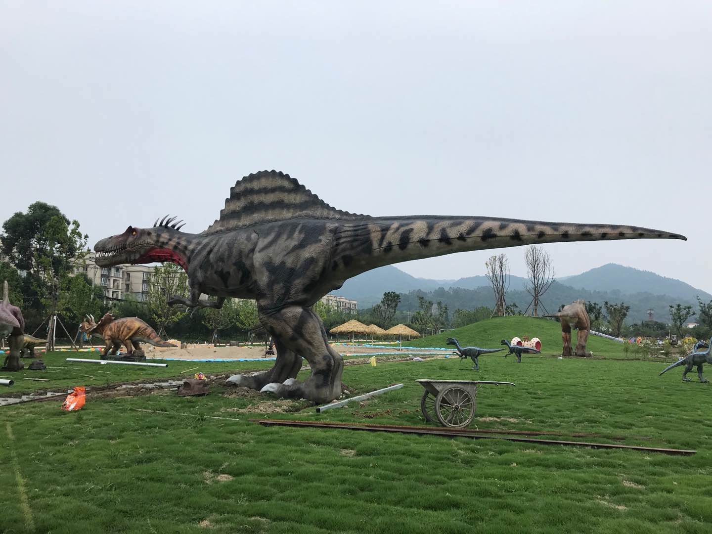 彭州科普展，仿真恐龍和仿真昆蟲安裝完成